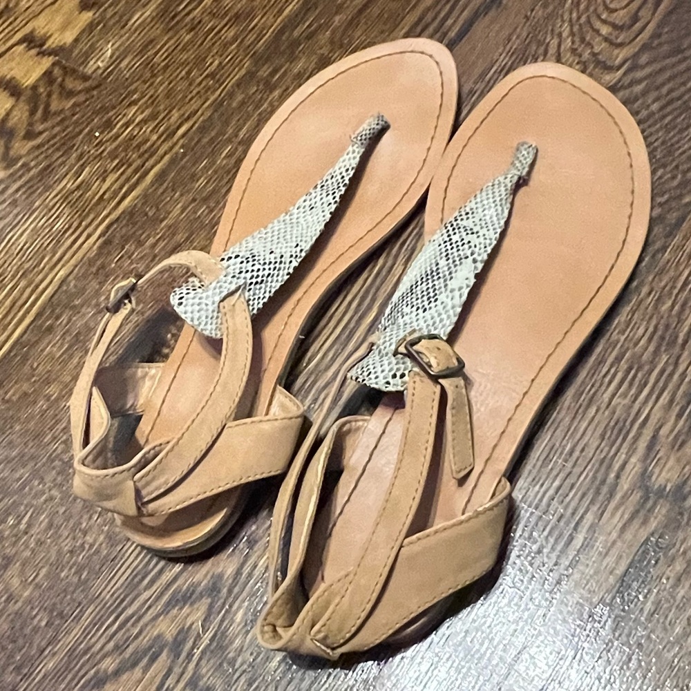 Old Navy Leopard thong sandals- size 9